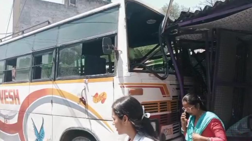 बेकाबू बस अनियंत्रित होकर क्लीनिक में घुसी,कई यात्री घायल