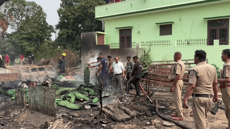 स्वाहा: टेंट हाउस में लगी भीषण आग,लाखों का नुकसान,पालतू कुत्ता भी जिंदा जला