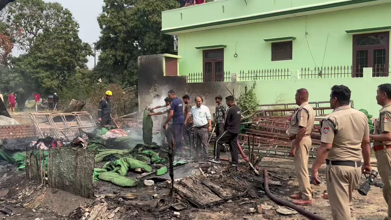 स्वाहा: टेंट हाउस में लगी भीषण आग,लाखों का नुकसान,पालतू कुत्ता भी जिंदा जला
