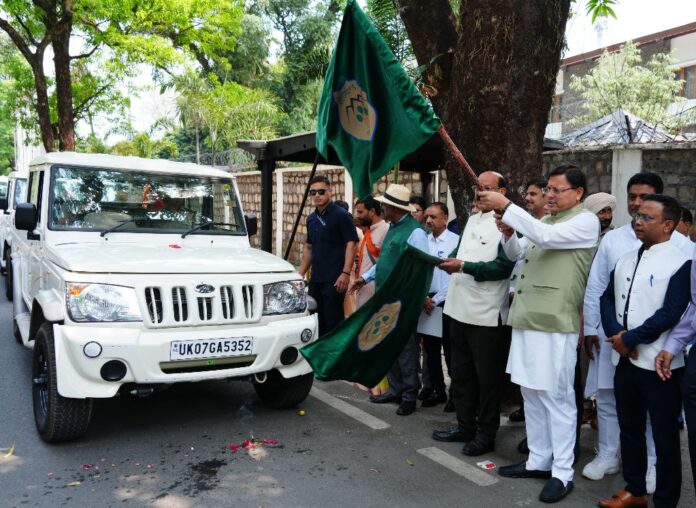 मुख्यमंत्री ने 23 बोलेरो कैम्पर वाहनों को हरी झण्डी दिखाकर रवाना किय