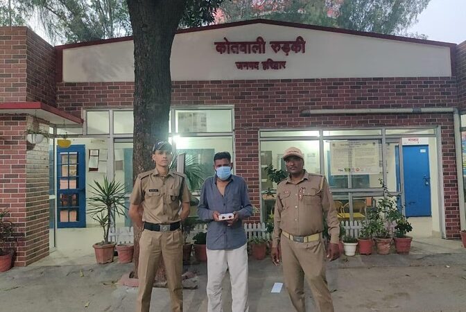 पुलिस ने डॉगी की मदद से एक घर में छापा मारकर स्मैक पकड़ी