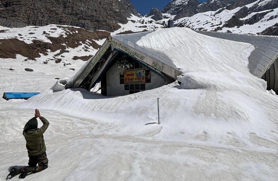 हेमकुंड पैदल मार्ग पर सफाई कार्य शुरू