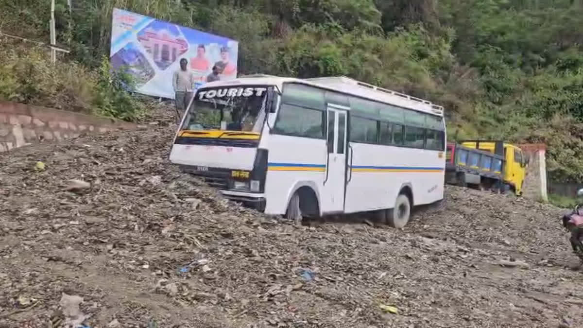 ब्रेकिंग न्यूज: तेज बारिश के बाद पानी के साथ आया मलबा, दब गए बस और ट्रक