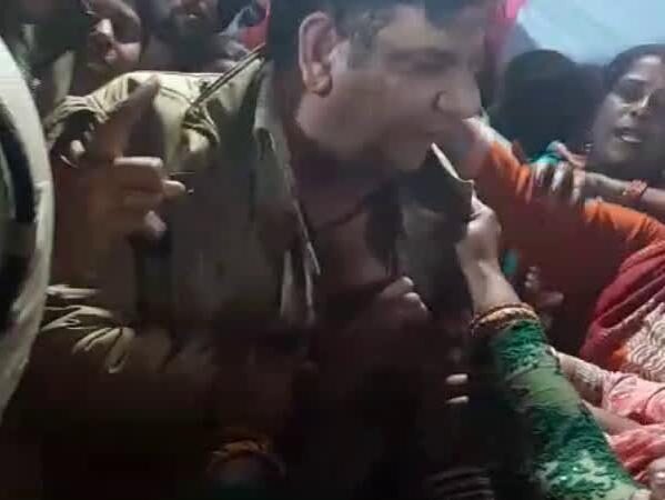 बेखौफ: डीजे बंद कराने को लेकर बवाल,एक पुलिस कर्मी का फोड़ दिया सर, दूसरे की फाड़ डाली वर्दी