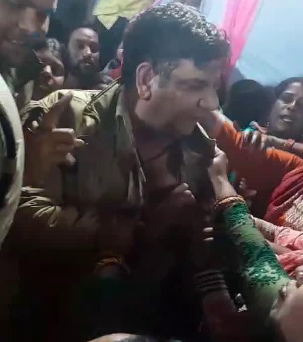 बेखौफ: डीजे बंद कराने को लेकर बवाल,एक पुलिस कर्मी का फोड़ दिया सर, दूसरे की फाड़ डाली वर्दी