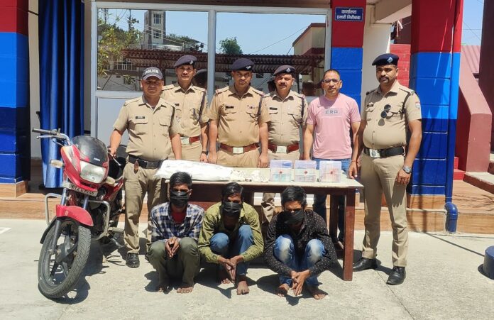 शिकंजा: काले गैंग के तीन शातिर चोर माल सहित गिरफ्तार