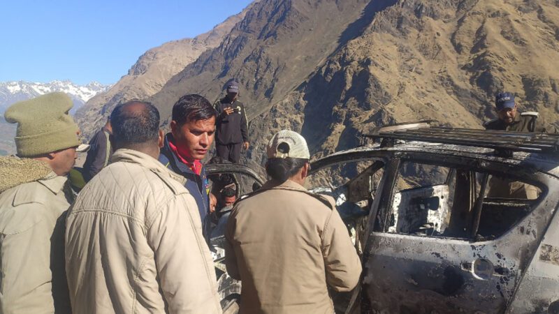 सनसनी: जली हुई कार के अंदर महिला का कंकाल मिलने से हड़कंप,मौके पर जांच के लिए पुलिस पहुंची