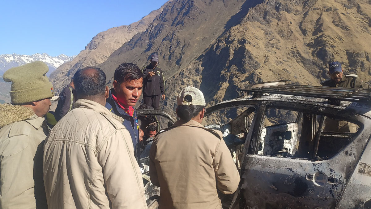सनसनी: जली हुई कार के अंदर महिला का कंकाल मिलने से हड़कंप,मौके पर जांच के लिए पुलिस पहुंची