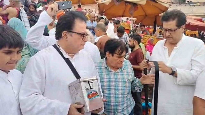 हिन्दी फिल्मों के दिग्गज निर्देशक और अभिनेता मनोज कुमार की अस्थियां गंगा में विसर्जित