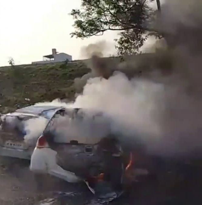 आग लगने से वर्कशॉप में खड़ी दो गाड़ियां जलकर खाक