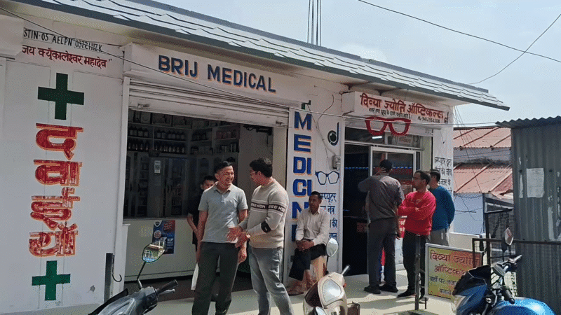 चोरों ने दुकानें खंगाली, लाखों का सामान लेकर फरार