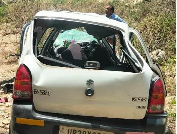 खाई में गिरी कार,एक की मौत,आठ घायल