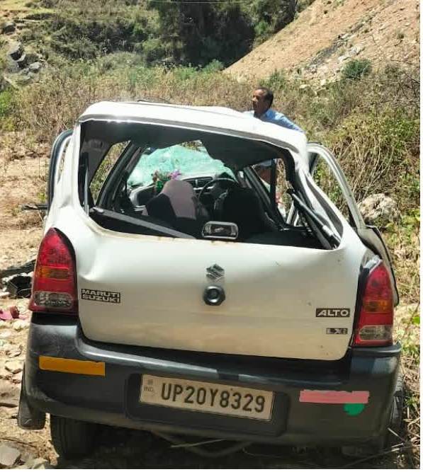 खाई में गिरी कार,एक की मौत,आठ घायल