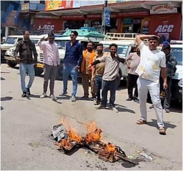 केदारघाटी में पहलगाम आतंकी घटना के विरोध में पाकिस्तान का पुतला जलाया
