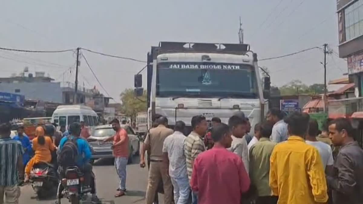 दुखद: डंपर की चपेट में आने से बाइक सवार की मौत,  चालक फरार