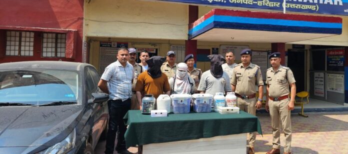 शिकंजा: पिता के 90 लाख रुपये चुराये, बेटी-दामाद सहित तीन गिरफ्तार