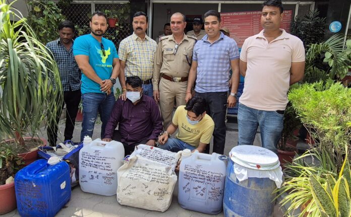 नकली शराब बनाने वालों का भंडाफोड,दो गिरफ्तार