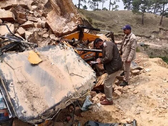 हादसा: रोड कटिंग के दौरान भूस्खलन, मलबे में दबकर जेसीबी चालक की मौत