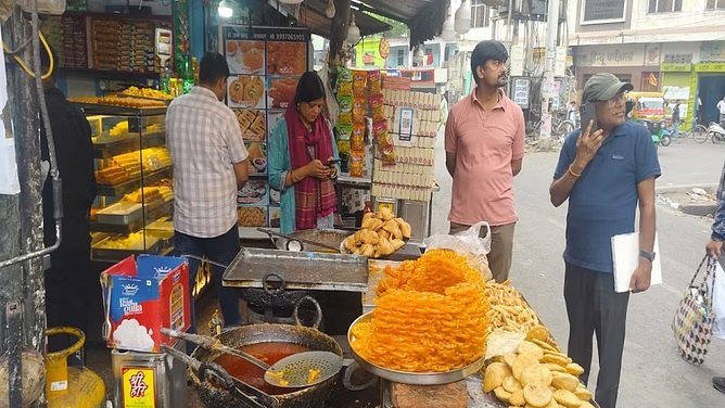 एक्शन: मिठाई की दुकानों में गंदगी का साम्राज्य देख तीन के लाइसेंस निरस्त