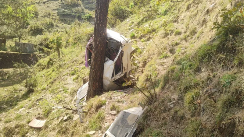 स्कूली बच्चों को लेकर जा रही वैन दुर्घटनाग्रस्त,आठ घायल