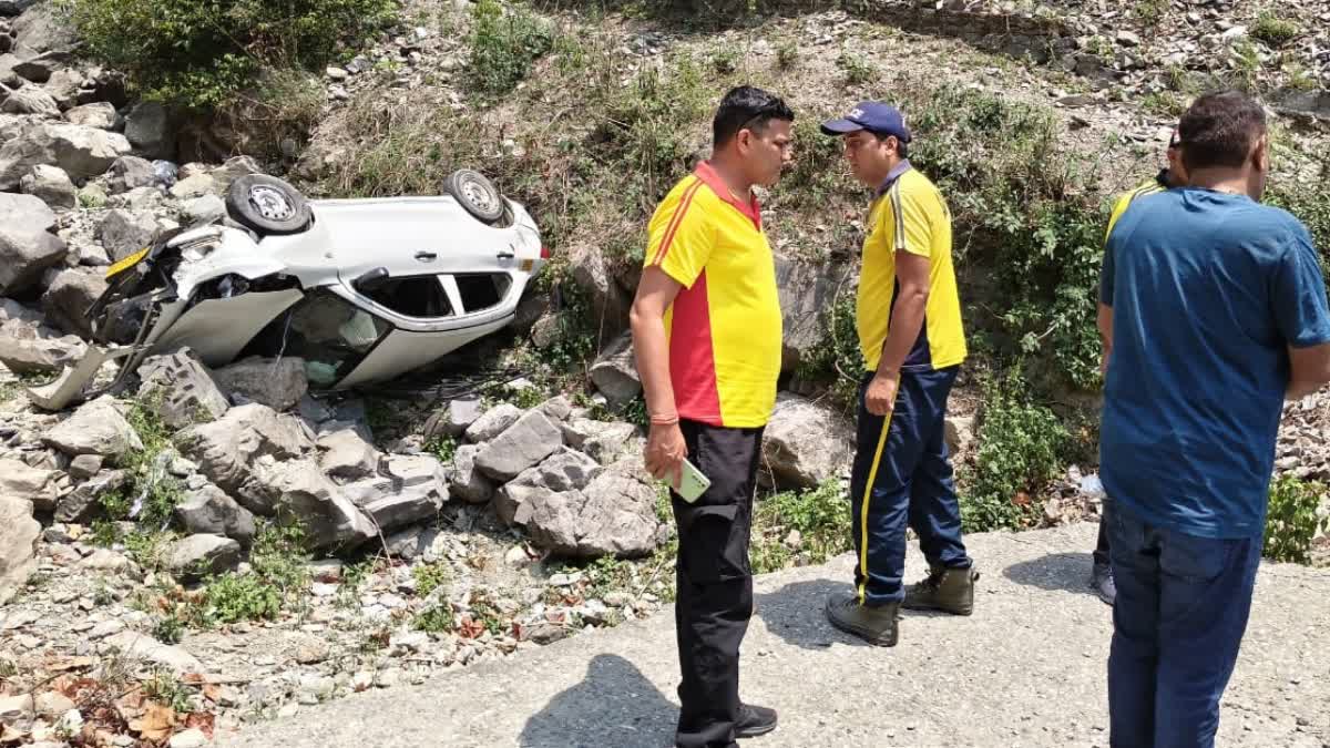 अनियंत्रित कार सड़क के नीचे खड्ड में पलटी,तीन गंभीर