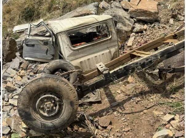 दुखद: गहरी खाई में गिरा पिकअप वाहन, एक की मौत, एक की हालत गंभीर