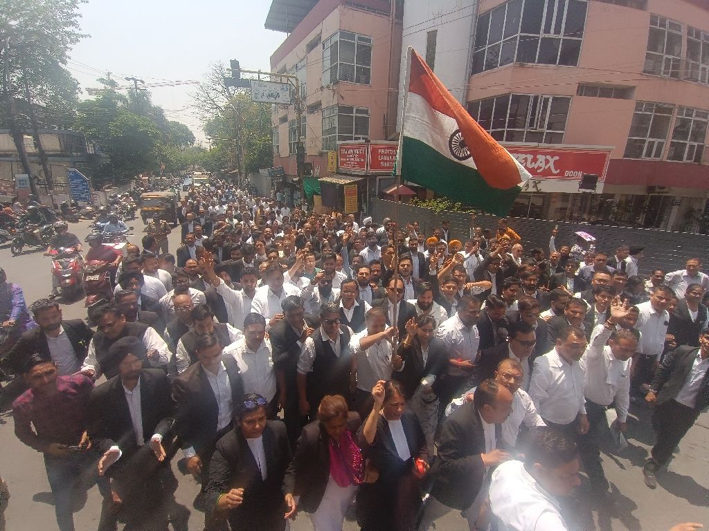 आक्रोश: पहलगाम नरंसहार की निंदा करते हुए अधिवक्ताओं ने निकाला जुलूस