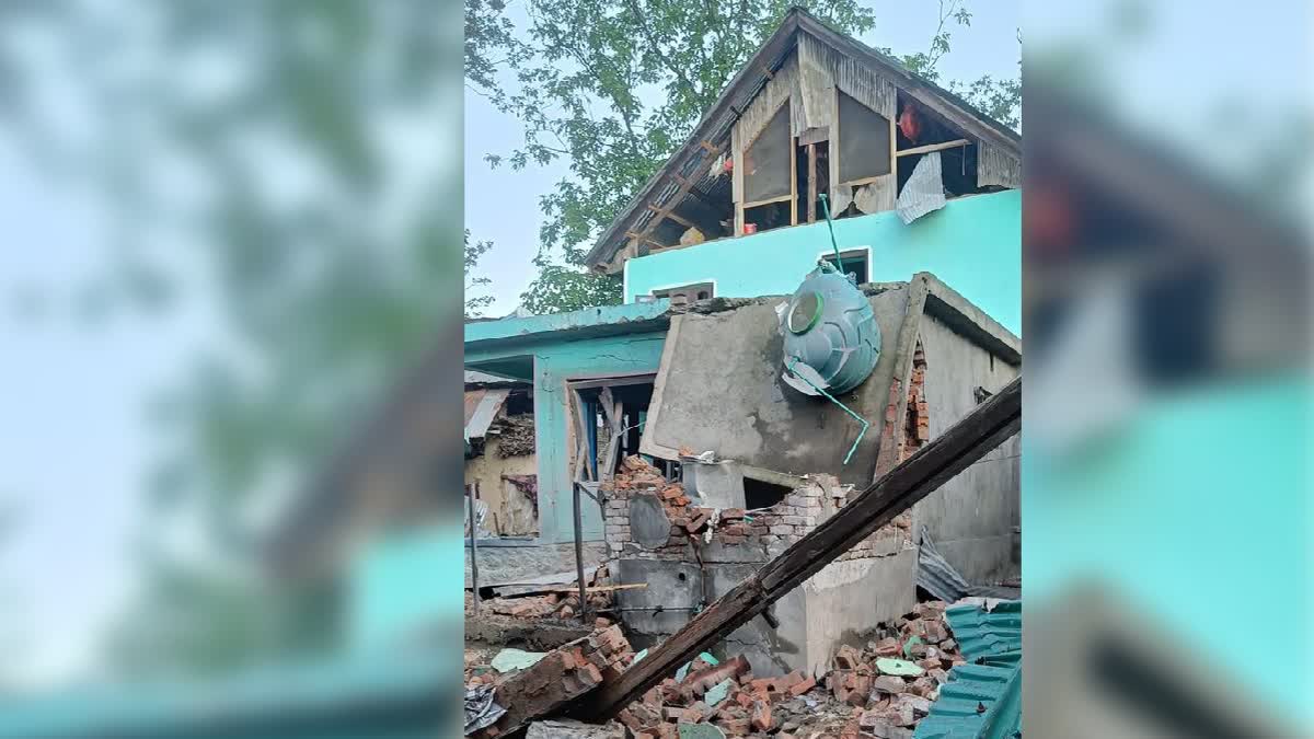 पहलगाम हमलाः सुरक्षाबलों ने एक आतंकी के घर को उड़ाया, दूसरे के घर पर चला बुलडोजर