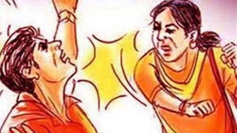 शर्मनाक: प्रेमी संग पकड़ी गई भाजपा महिला नेता, प्रेमी की पत्नी ने की जमकर धुनाई