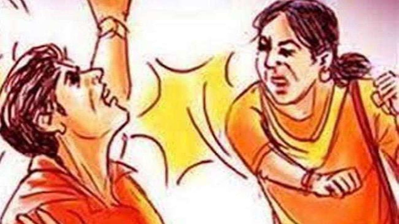 शर्मनाक: प्रेमी संग पकड़ी गई भाजपा महिला नेता, प्रेमी की पत्नी ने की जमकर धुनाई