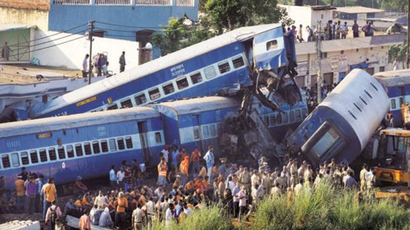 मुद्दा: रेलवे के खराब रख-रखाव के कारण यात्रा में जोखिम