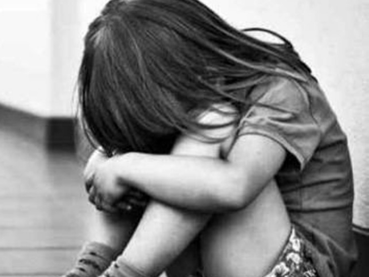 शर्मनाक:  शिक्षक पर लगा बच्ची से अश्लील  हरकत करने का आरोप, पुलिस कर रही मामले की जांच