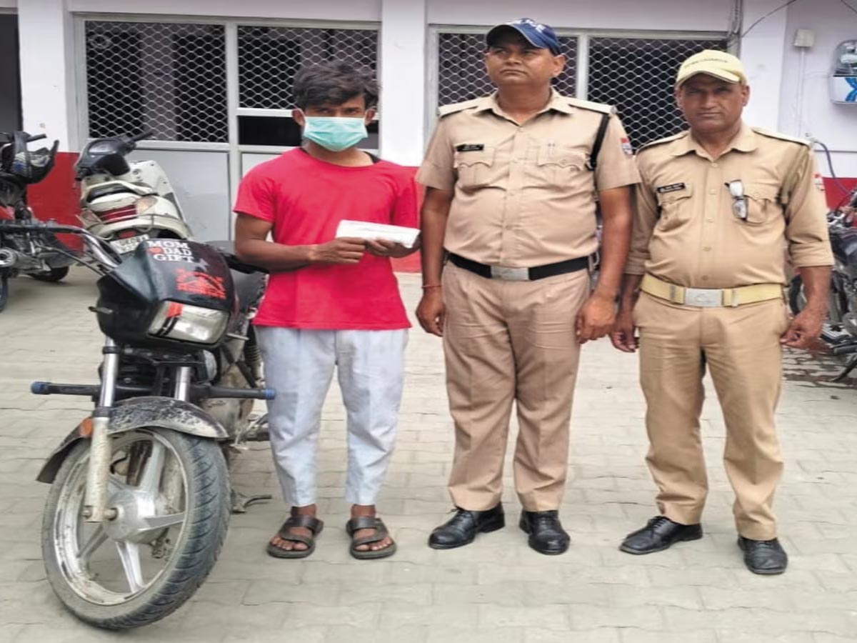बेख़ौफ़: चोरी की बाइक व चाकू समेत बदमाश गिरफ्तार, महिला को तमंचा दिखाकर लूट ली सोने की चेन