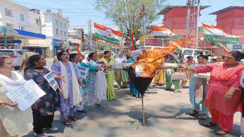आक्रोश: कर्नल सोफिया कुरैशी पर बीजेपी मंत्री की अमर्यादित टिप्पणी, उत्तराखंड महिला कांग्रेस ने किया विरोध प्रदर्शन  