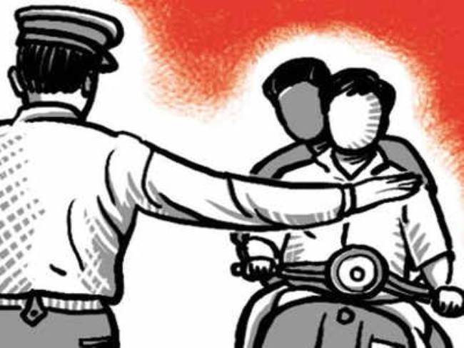 दुस्साहस: चेकिंग के लिए रोकने पर पुलिसकर्मी को टक्कर मारकर भाग गया स्कूटर चालक