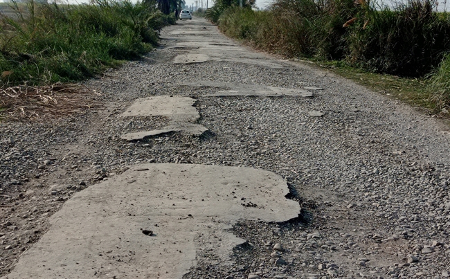 आक्रोश: मोटर मार्ग की बदहाली के चलते लोग परेशान, ग्रामीणों ने प्रशासन को दी आंदोलन की चेतावनी