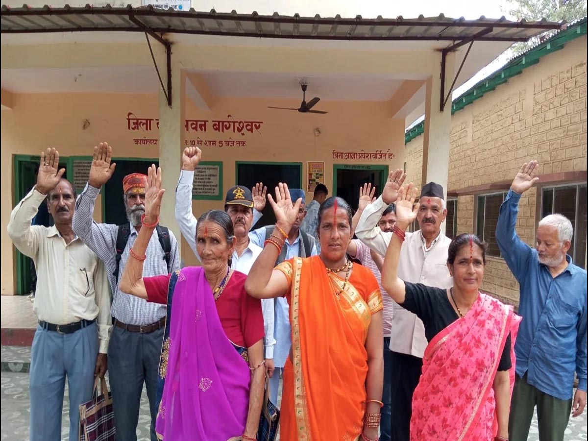 आवाज़: सड़क निर्माण की मांग को लेकर ग्रामीणों ने किया प्रदर्शन, अनदेखी का लगाया आरोप