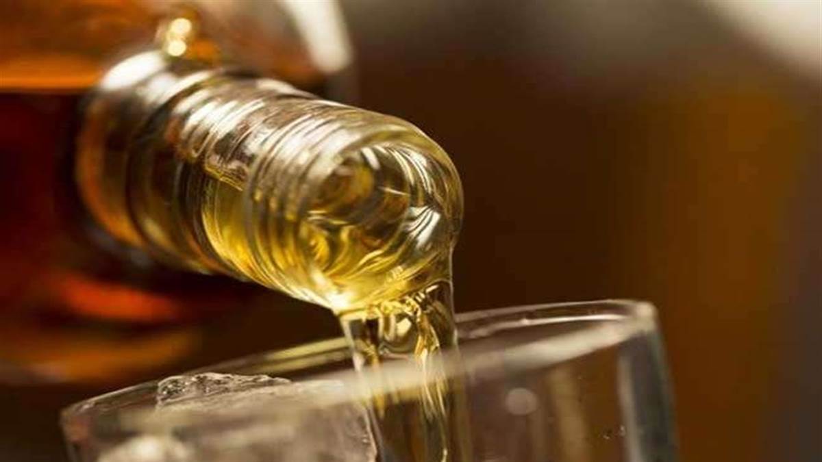 आत्मघात: महज़ दस हजार रुपए की शर्त जीतने को बिना पानी के 5 बोतल शराब पी गया युवक, इलाज के दौरान हो गई मौत