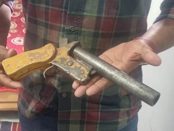 सबक: पुलिस ने देसी पिस्टल और कारतूस के साथ दबोचा, सोशल मीडिया पर डाला था फायरिंग का वीडियो