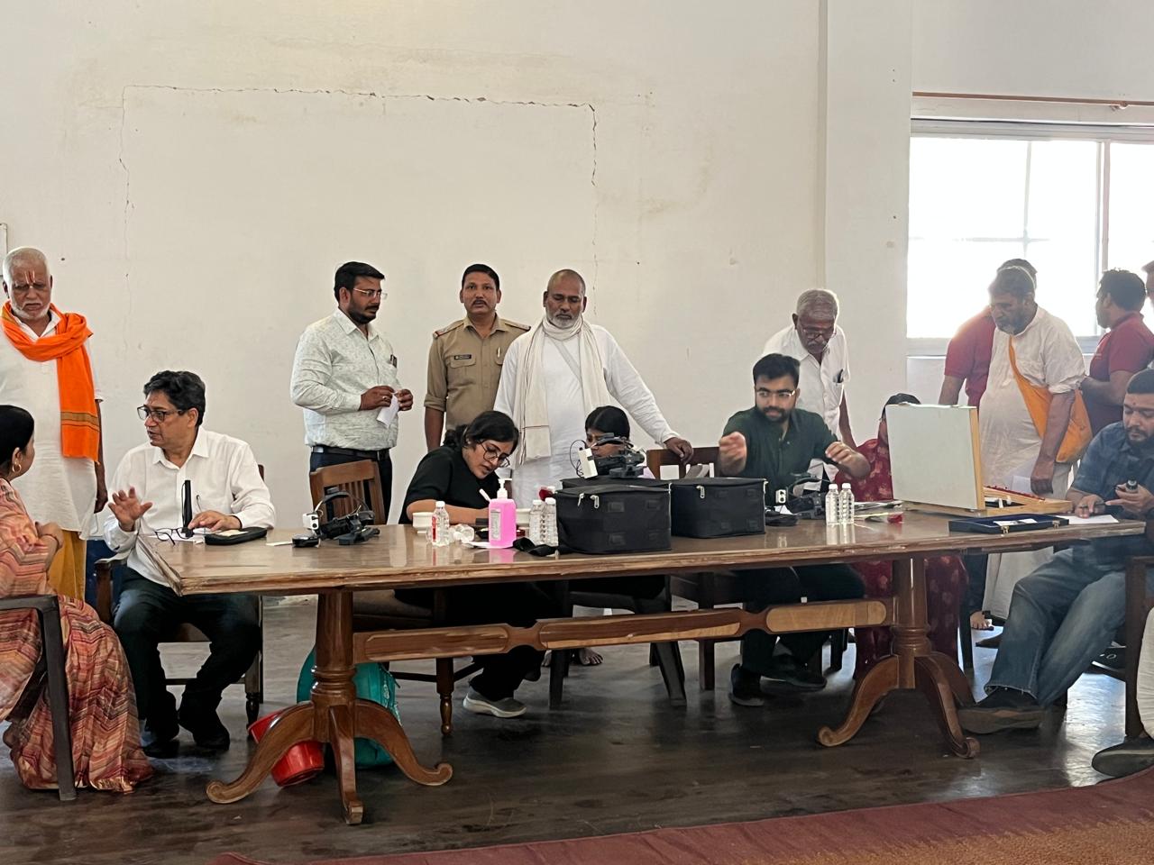 आयोजन: एम्स के सहयोग से स्वर्गाश्रम में लगाया गया निःशुल्क नेत्र परीक्षण शिविर, लोगों को नेत्रदान के प्रति किया गया प्रेरित