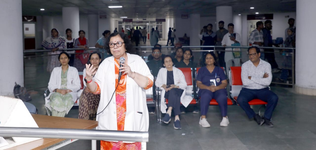 एम्स: शुरूआती लक्षणों की पहचान और त्वरित इलाज से ही हो सकता है डेंगू से बचाव