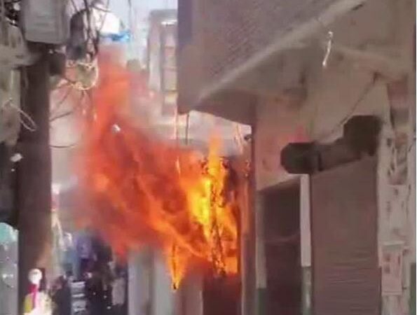 कपडे की दुकान में लगी भीषण आग,सारा सामान जलकर राख