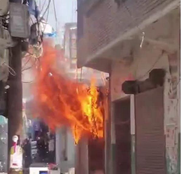 कपडे की दुकान में लगी भीषण आग,सारा सामान जलकर राख