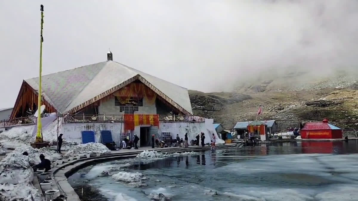 आस्था: श्रद्धालुओं के दर्शन के लिए खुले हेमकुंड साहिब के कपाट