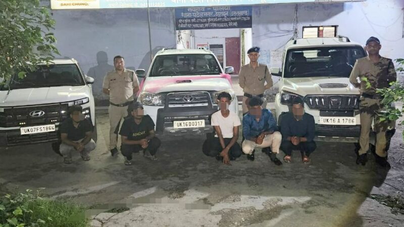 सबक: सड़क पर हुडदंग कर रहे पांच लोग गिरफ्तार, तीन कारें व दो मोटरसाईकिलें सीज