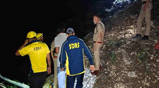 ब्रेकिंग न्यूज:  देर रात मसूरी से देहरादून आ रही कार खाई में गिरी, दो लोगों की दर्दनाक मौत