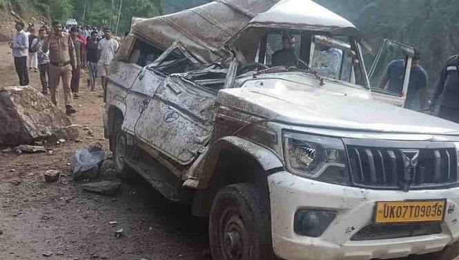 बड़ी खबर: पहाड़ी से गिरे पत्थरों की चपेट में आया वाहन,  दो की मौत,चार की हालत गंभीर