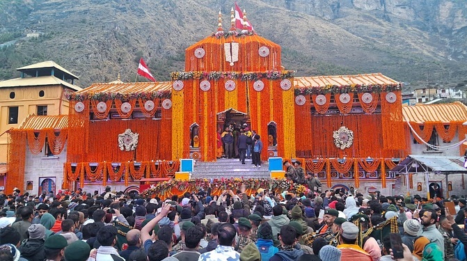 आस्था दिवस: बदरीनाथ धाम के कपाट खुले, हेलीकॉप्टर से हुई पुष्पवर्षा