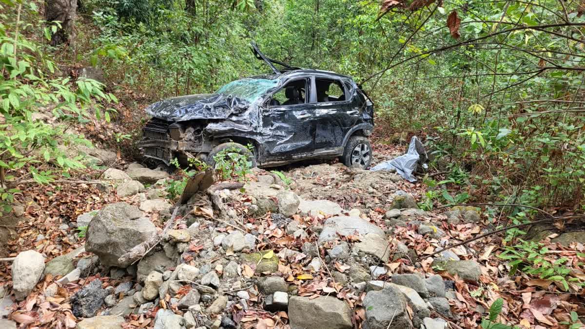हादसा: खाई में गिरी कार,एक की दर्दनाक मौत,तीन की हालत गंभीर,पिथौरागढ घूमने जा रहे थे कार सवार