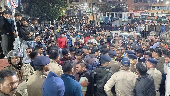 आक्रोश: बच्ची से दुष्कर्म की घटना के बाद देर रात तक बवाल, दुकानों में तोड़फोड़,  नैनीताल बंद